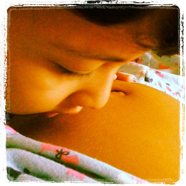 Filho dá beijo carinhoso na barriga de grávida da Nívea Stelmann 