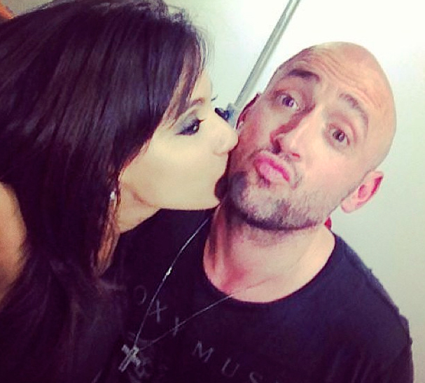 Anitta recebe Paulo Gustavo em seu camarim com beijinho