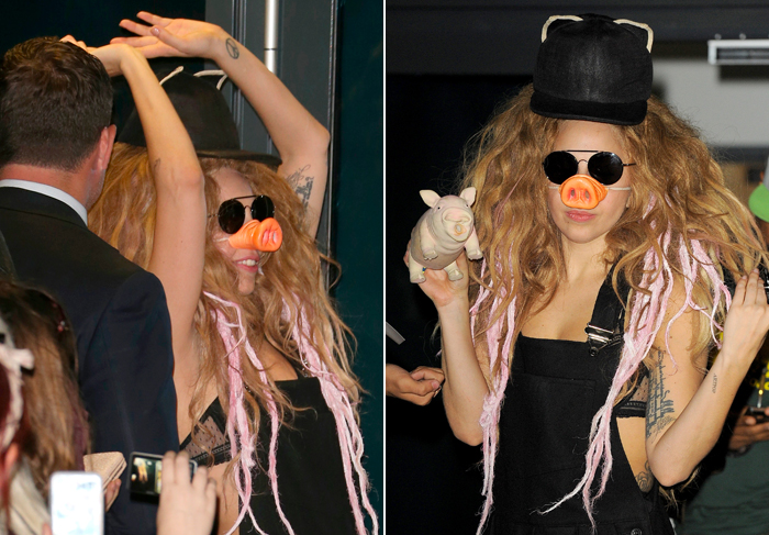 Lady Gaga usa nariz de porquinho ao sair de hotel em Londres