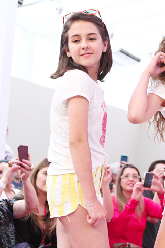 Klara Castanho desfila no Fashion Weekend Kids 2013