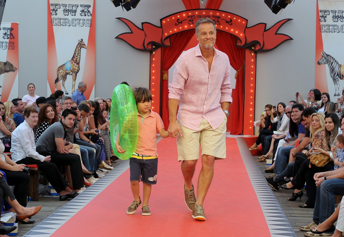 Marcello Novaes desfila com crianças no Fashion Weekend Kids 