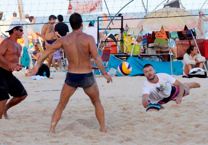 Rodrigo Hilbert usa o sábado para jogar vôlei na praia
