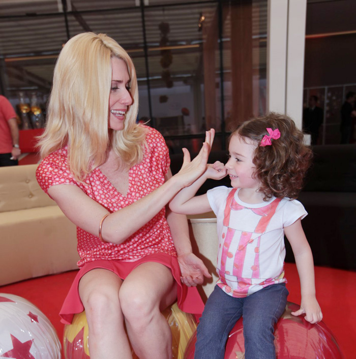 Letícia Spiller desfila com a filha em evento de moda infantil