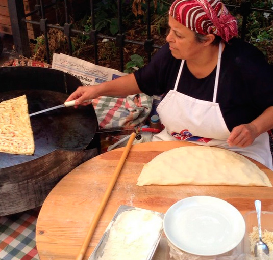 Gugu Liberato mostra vídeo de comida típica turca