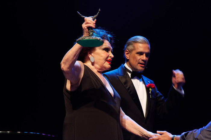 Bibi Ferreira recebe prêmio durante show em São Paulo