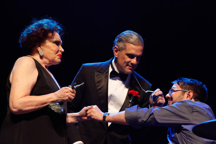 Bibi Ferreira recebe prêmio durante show em São Paulo