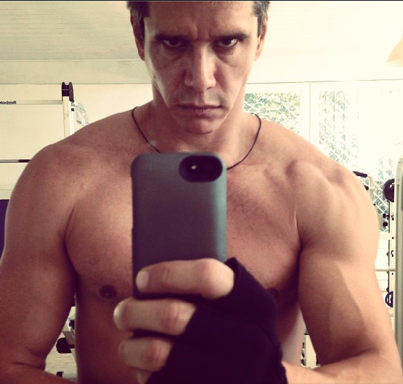 Marcio Garcia faz cara de mau e exibe os músculos na rede social