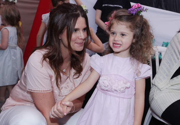 Mariana Kupfer desfila com a filha Victoria no Fashion Weekend Kids