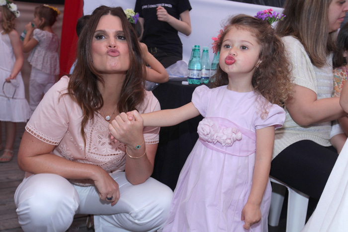 Mariana Kupfer desfila com a filha Victoria no Fashion Weekend Kids