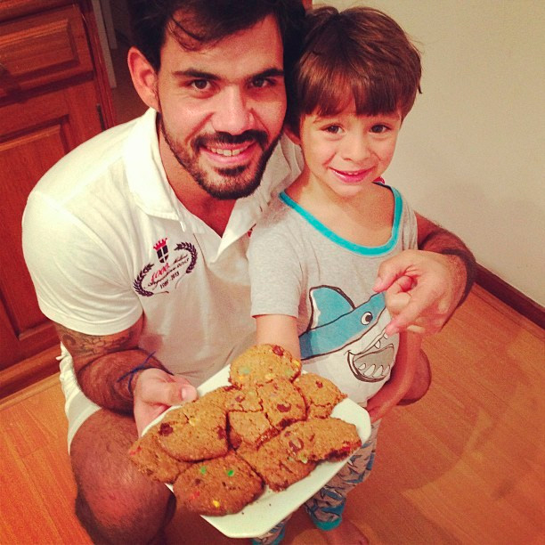 Juliano Cazarré prepara biscoitos com o filho Vicente