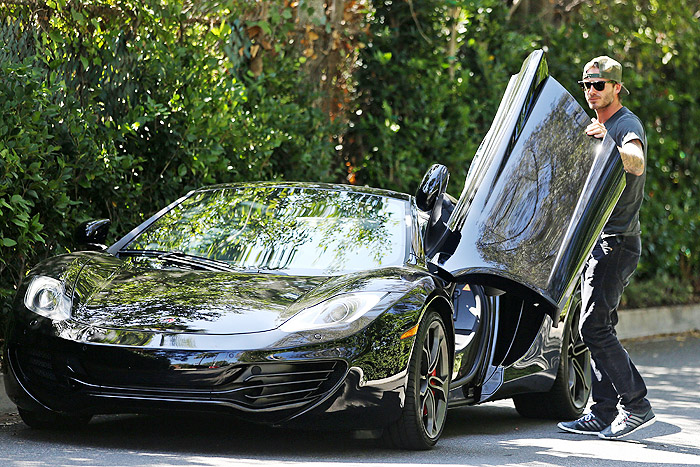 David Beckham circular com um de seus carros de luxo por Los Angeles