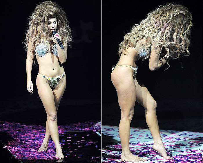 Lady Gaga abre o iTunes Festival usando biquíni fio dental 