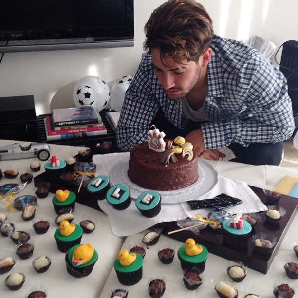 Alexandre Pato ganha bola e mesa decorada em seu aniversário