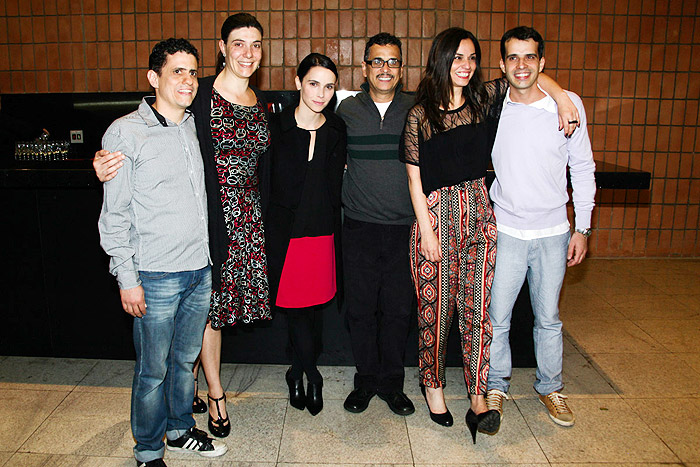 Débora Falabella e colegas do teatro promovem mostra em São Paulo