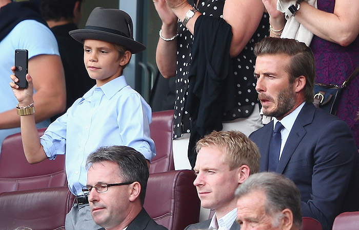  Filho de David Beckham esbanja estilo em partida de futebol