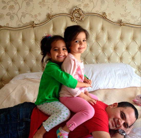  Já recuperado da cirurgia, Luciano Camargo brinca com as filhas
