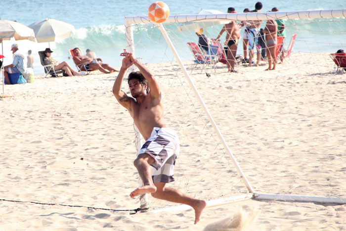 Bernardo Mesquita curte praia de Ipanema com amigos