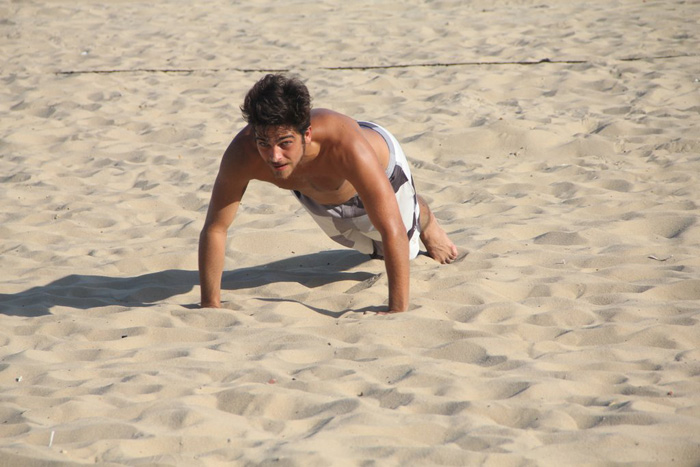 Bernardo Mesquita curte praia de Ipanema com amigos