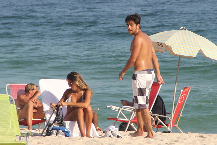 Bernardo Mesquita curte praia de Ipanema com amigos