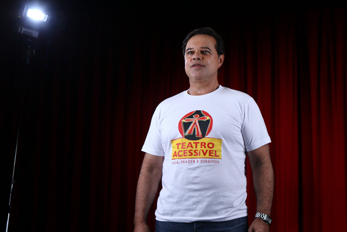 Tiago Abravanel posa para campanha em prol do teatro