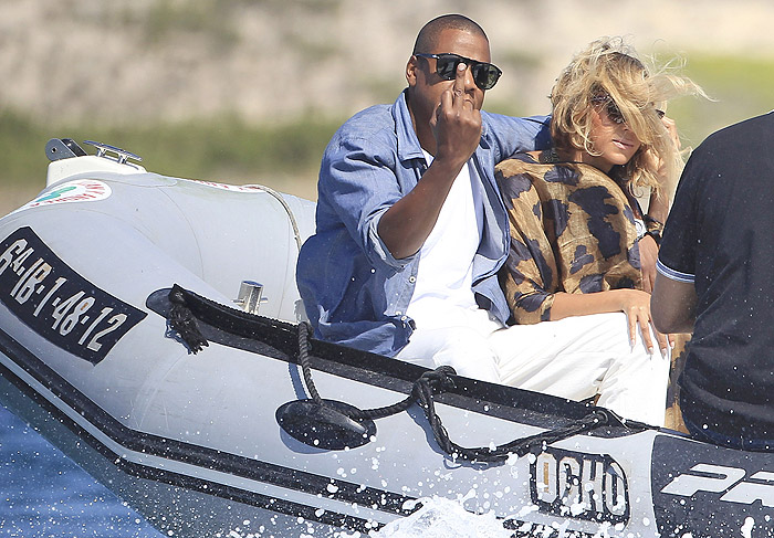Jay-Z mostra o dedo do meio para paparazzi em passeio com Beyonce