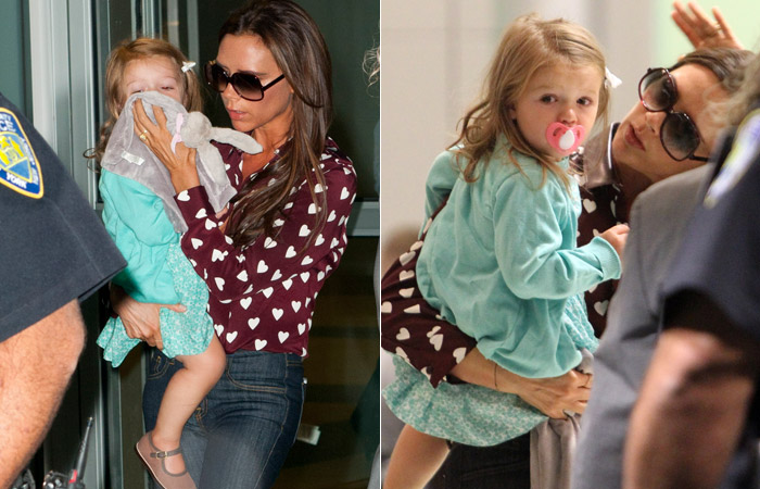 Victoria Beckham tenta esconder o rosto de filha em aeroporto