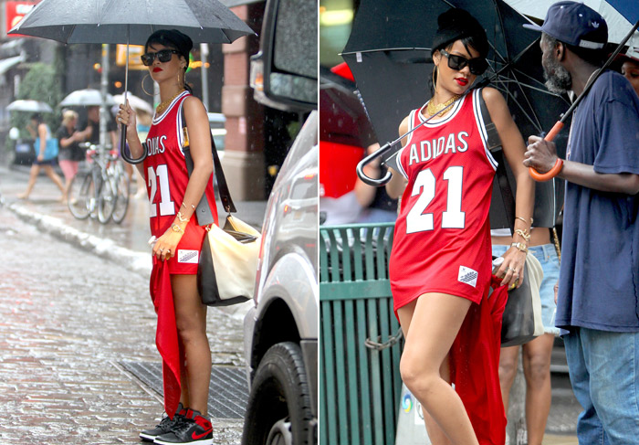 Rihanna circula só de camiseta de basquete por Nova York