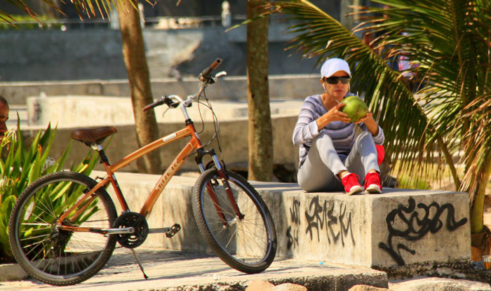 Cássia Kiss Magro descansa em banco de praça após pedalar no RJ