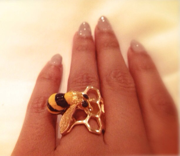 Beyoncé exibe anel de abelha em rede social