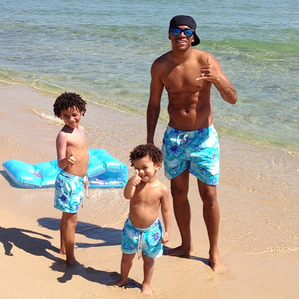 Robinho e os três filhos usam o mesmo modelo de short na praia