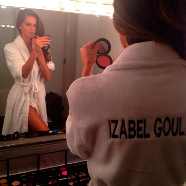 Izabel Goulart exibe a perna nos bastidores de ensaio fotográfico