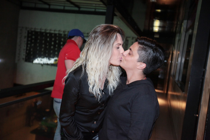 Thammy Miranda comemora aniversário e ganha beijo da namorada