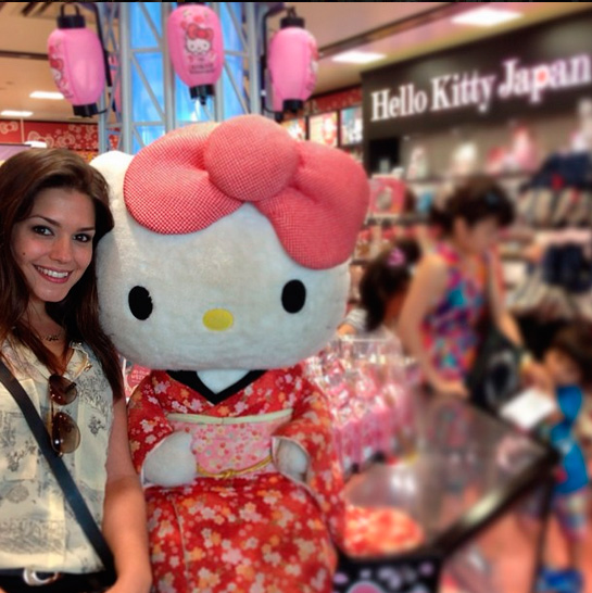 Thais Fersoza encontra a Hello Kitty vestida de gueixa