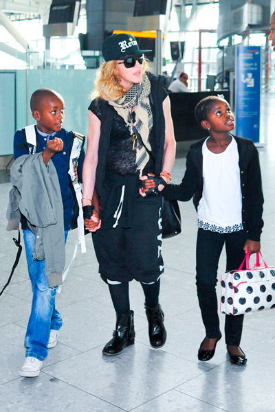Madonna desembarca em Londres com os braços tonificados de fora