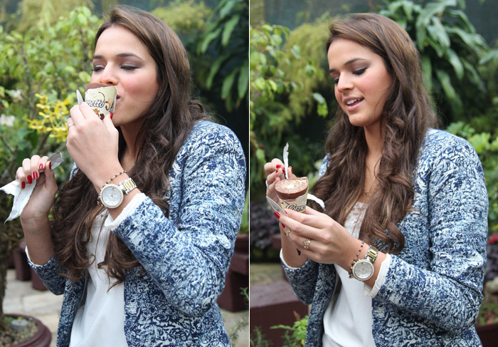 Bruna Marquezine saboreia sorvete em gravação de comercial