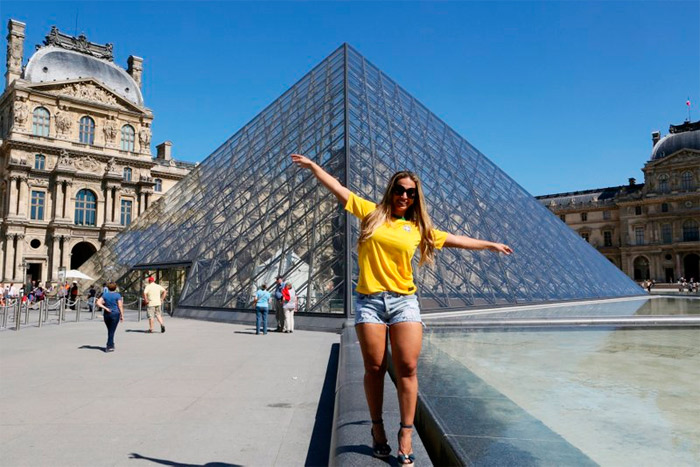 Valesca Popozuda viaja a Paris e conhece museu do Louvre