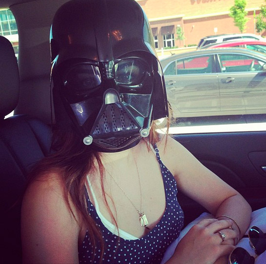 Lucy Hale aparece com máscara do Darth Vader