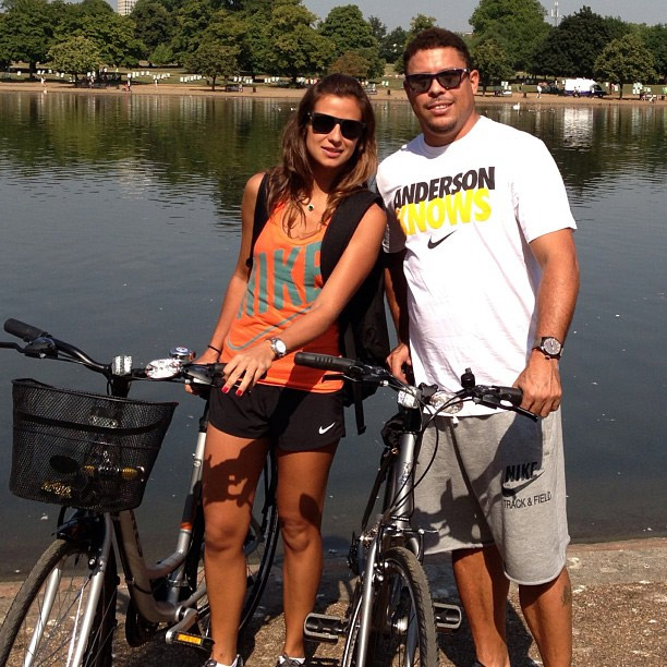 Ronaldo curte passeio de bike com a namorada em Londres