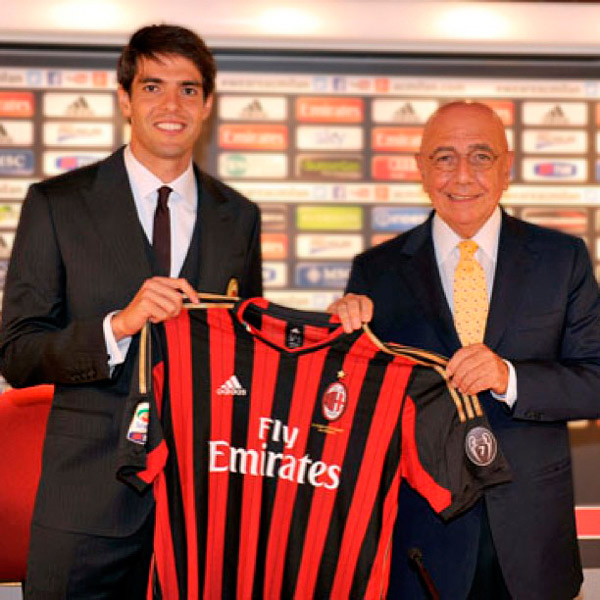 Kaká se apresenta ao Milan e posa feliz lado do vice-presidente do time