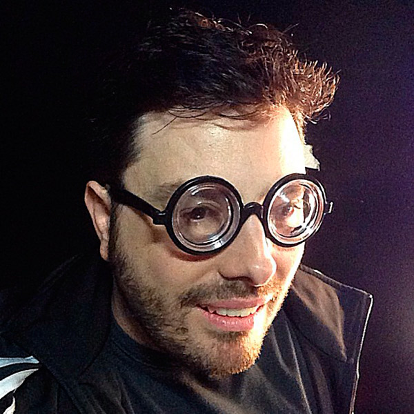 Danilo Gentili posa com óculos à la Harry Potter