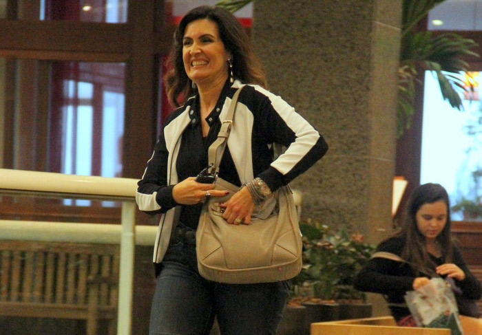 Estilosa, Fátima Bernardes fotografa em shopping carioca