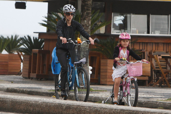  Ana Furtado não dispensa o capacete para pedalar com a filha