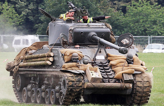 Brad Pitt aprende a pilotar tanque de guerra para atuar em novo filme