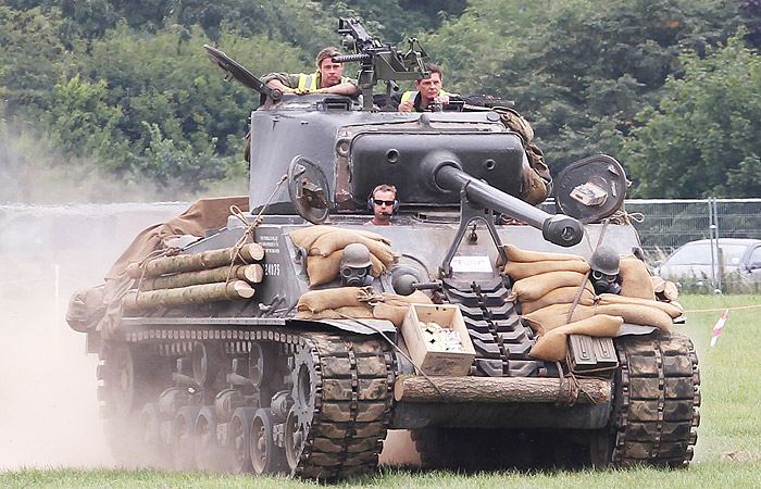 Brad Pitt aprende a pilotar tanque de guerra para atuar em novo filme