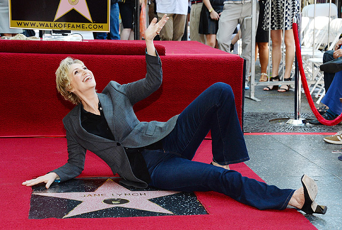 Jane Lynch ganha estrela na Calçada da Fama de Hollywood