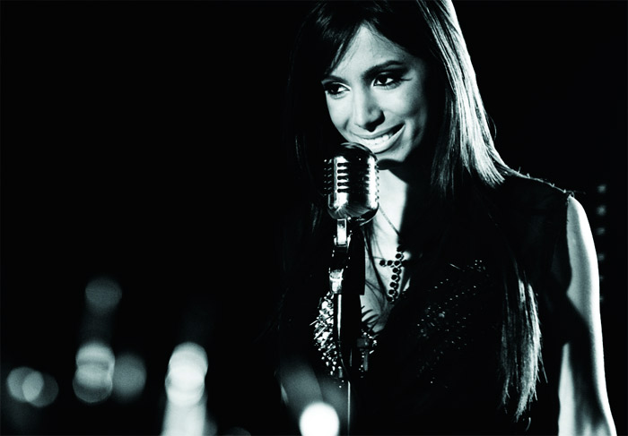 Anitta canta e dança em campanha publicitária