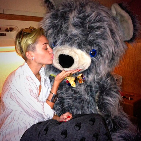 Miley Cyrus divulga foto beijando ursinho de pelúcia gigante