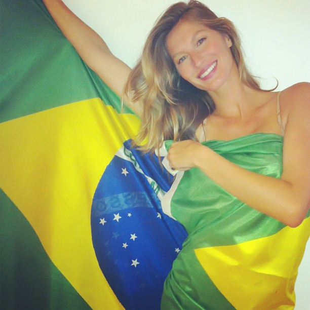 Gisele Bündchen se enrola na bandeira brasileira para celebrar o feriado