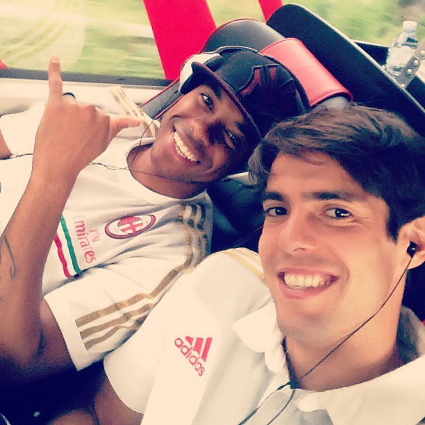 Kaká e Robinho se divertem à caminho de amistoso do Milan