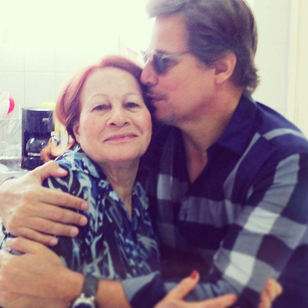 Edson Celulari posta foto dando beijão na mãe